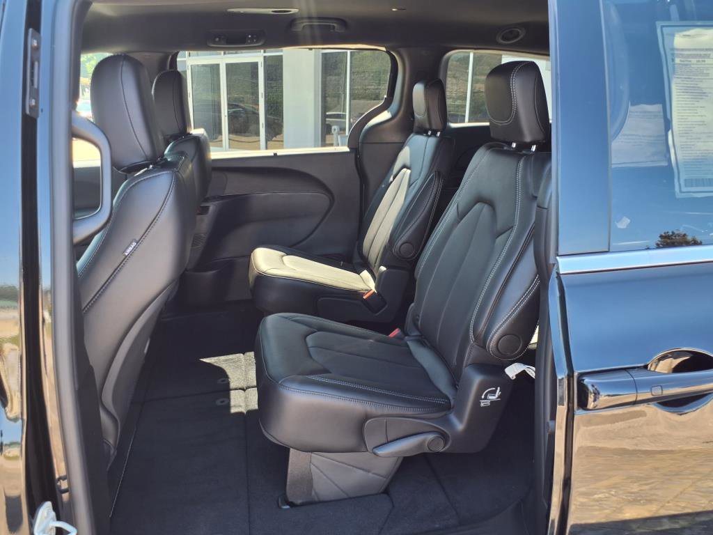 2025 Chrysler Voyager LX photo 12