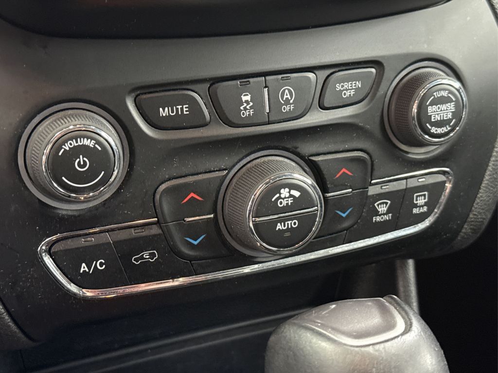 2021 Jeep Cherokee Latitude Lux photo 22