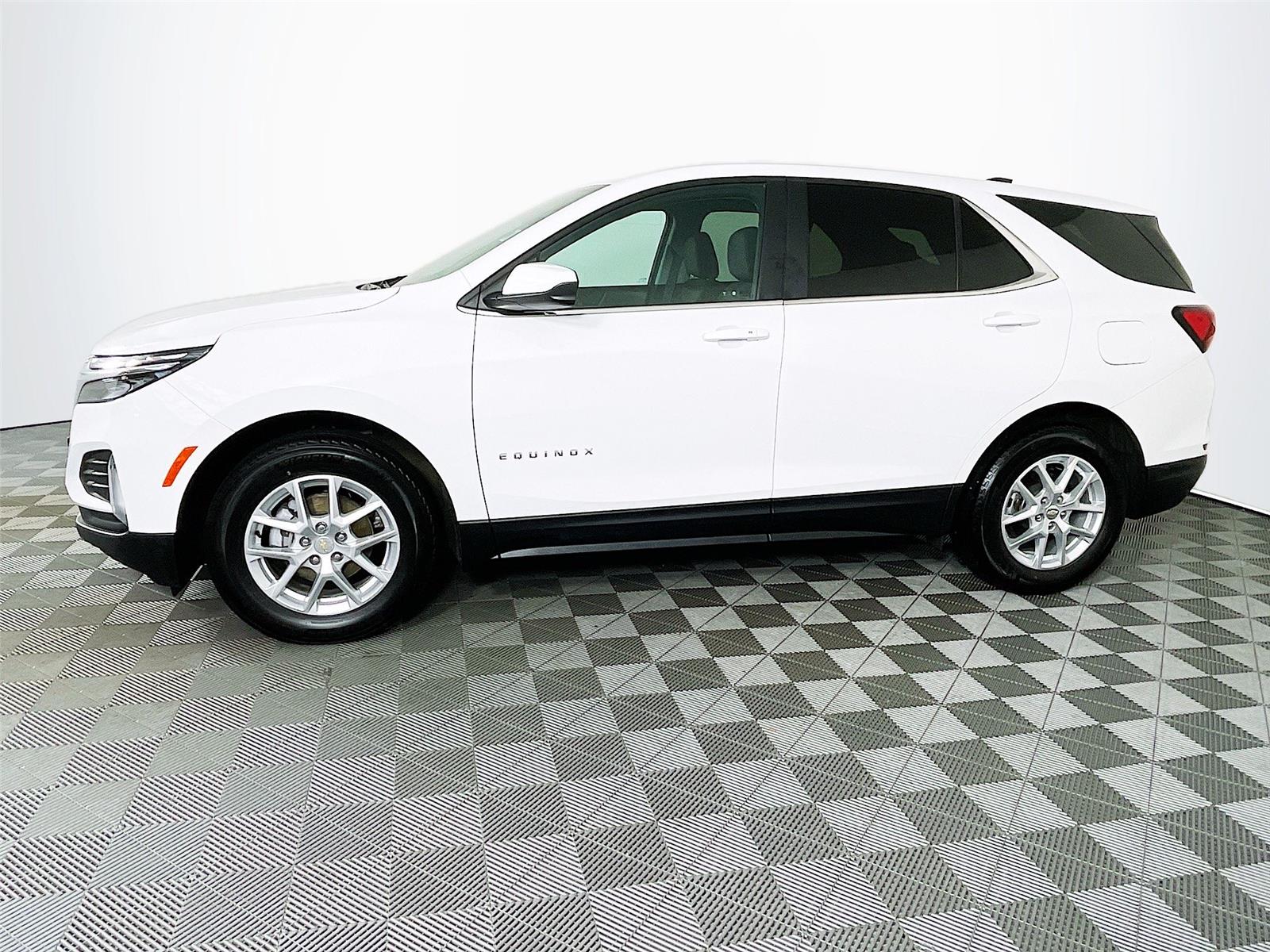 2024 Chevrolet Equinox LT photo 2