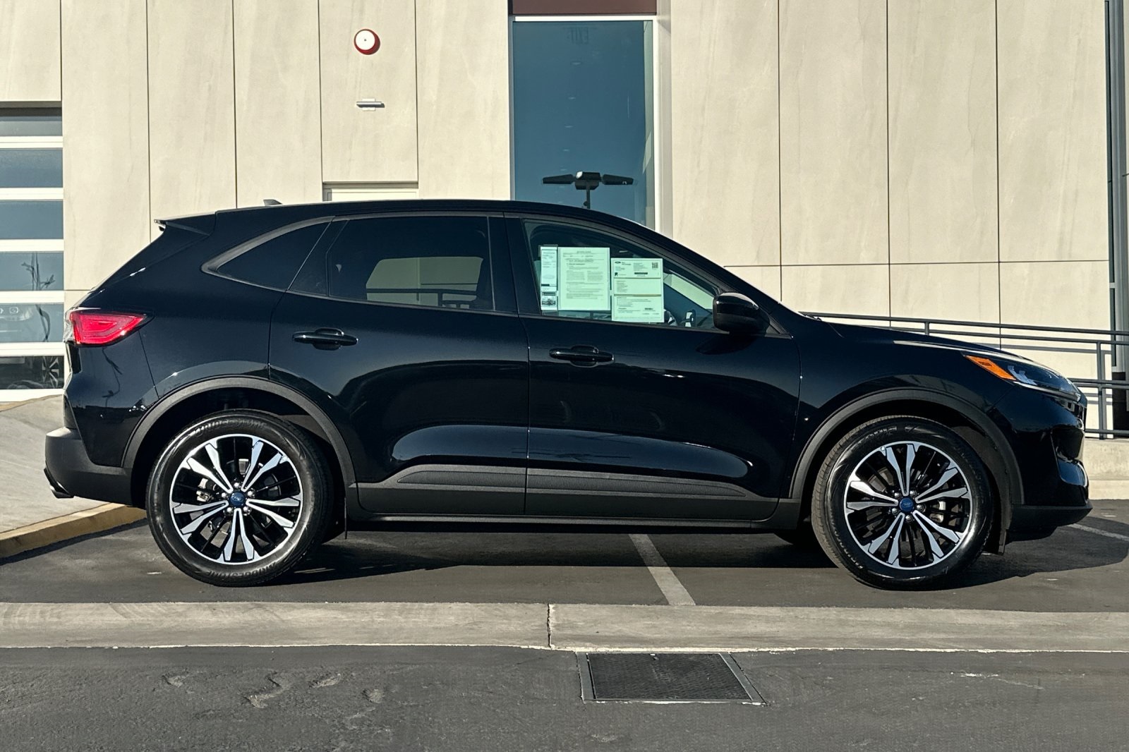 2022 Ford Escape SE photo 2