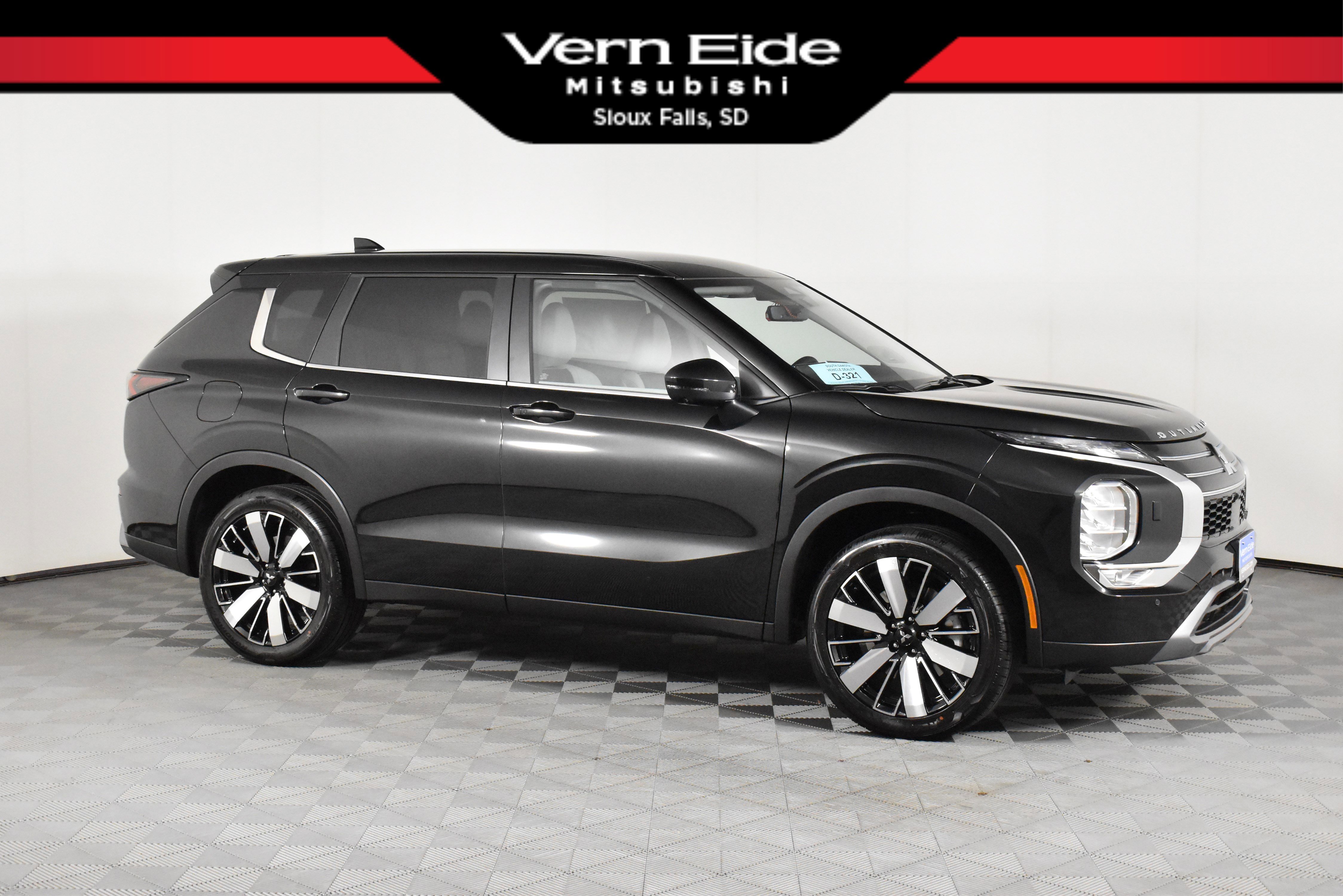 2025 Mitsubishi Outlander SE's photo