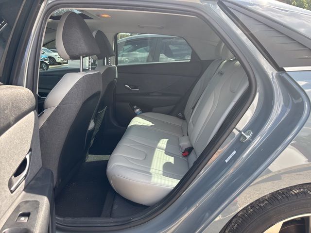 2022 Hyundai Elantra Limited photo 8