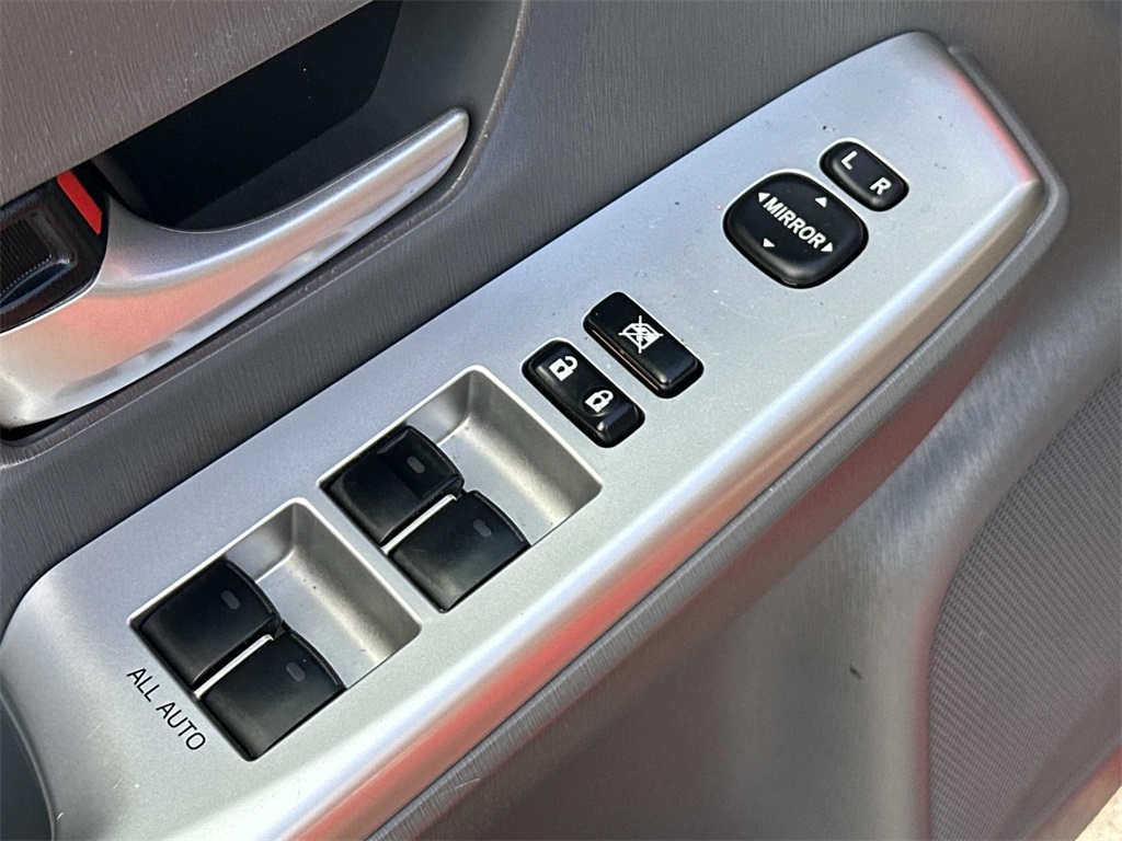 2013 Toyota Prius V Five photo 27