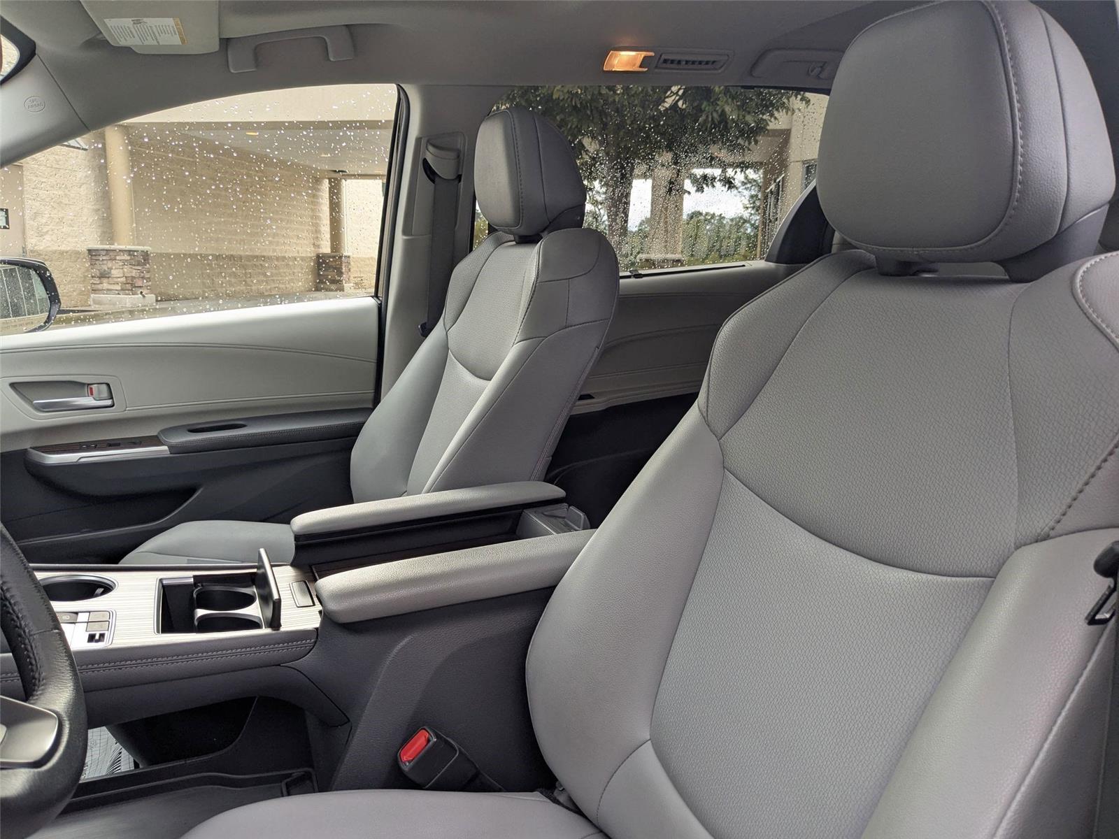 2021 Toyota Sienna XLE photo 9