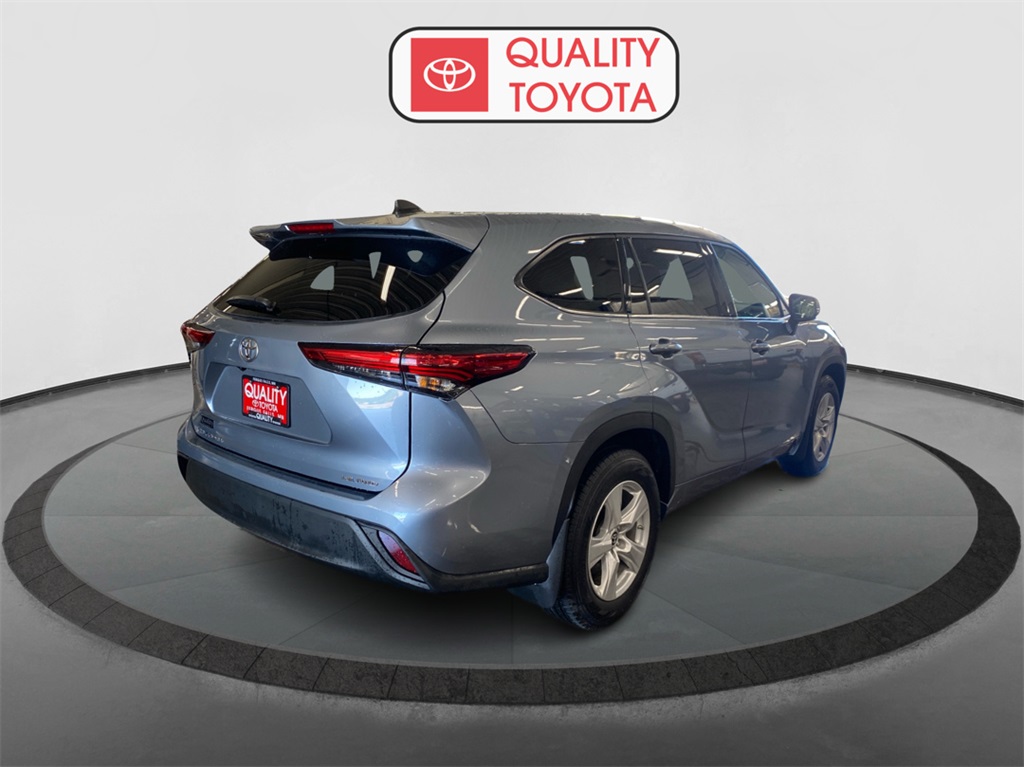 2022 Toyota Highlander LE photo 3