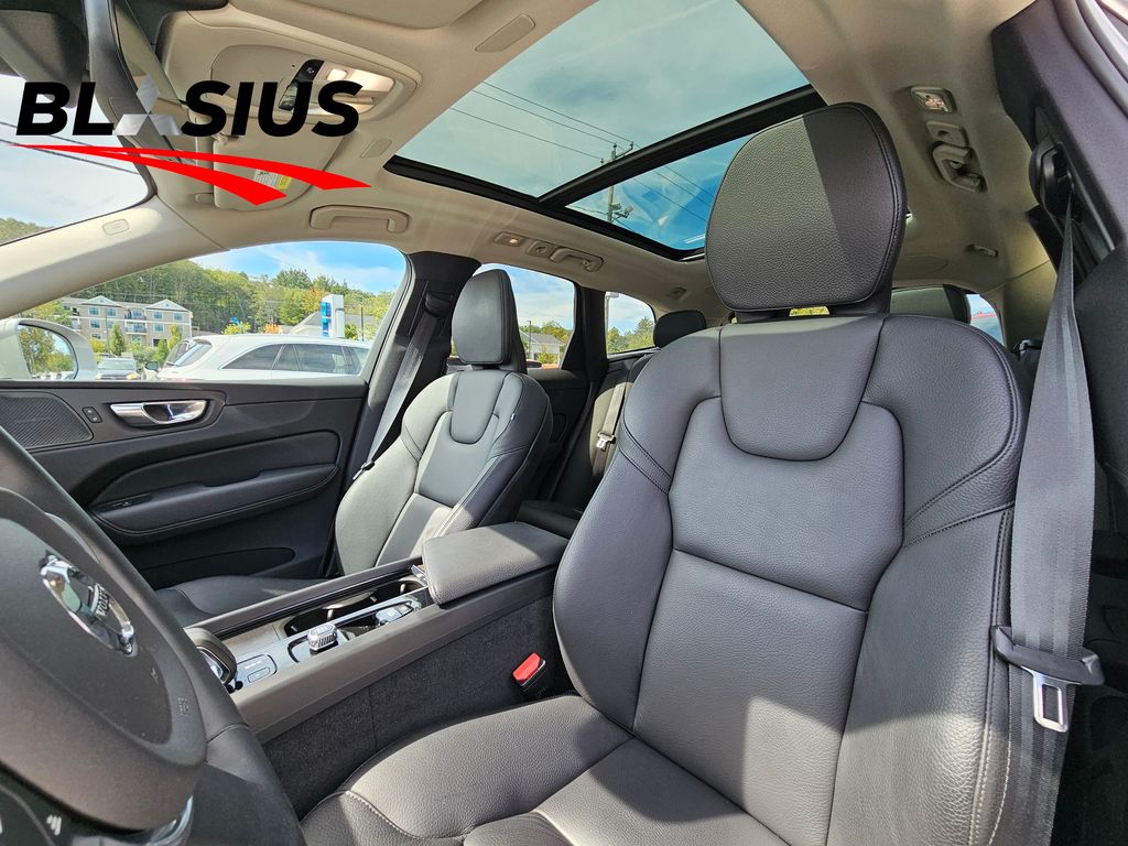 2022 Volvo XC60 B5 Momentum photo 8