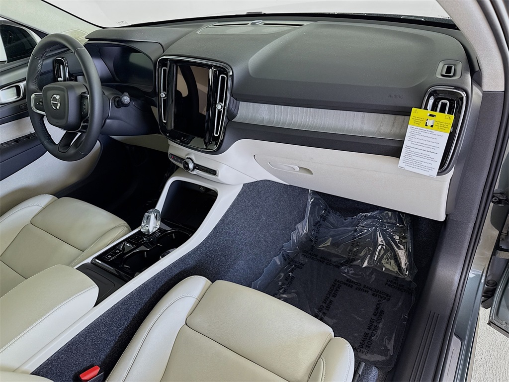 2026 Volvo XC40 Plus photo 30