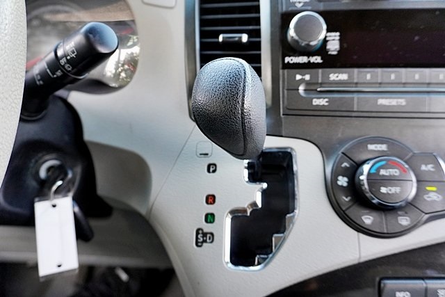 Used 2014 Silver Toyota LE image 27