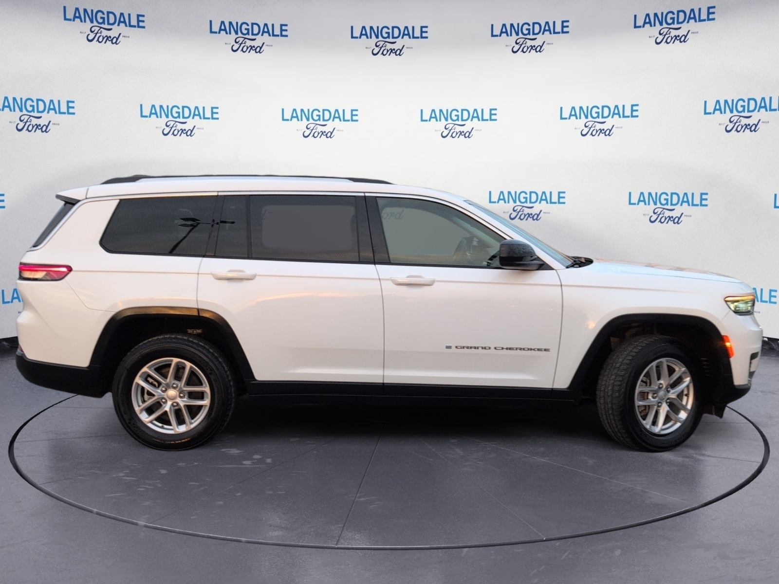 2023 Jeep Grand Cherokee Laredo Altitude photo 2