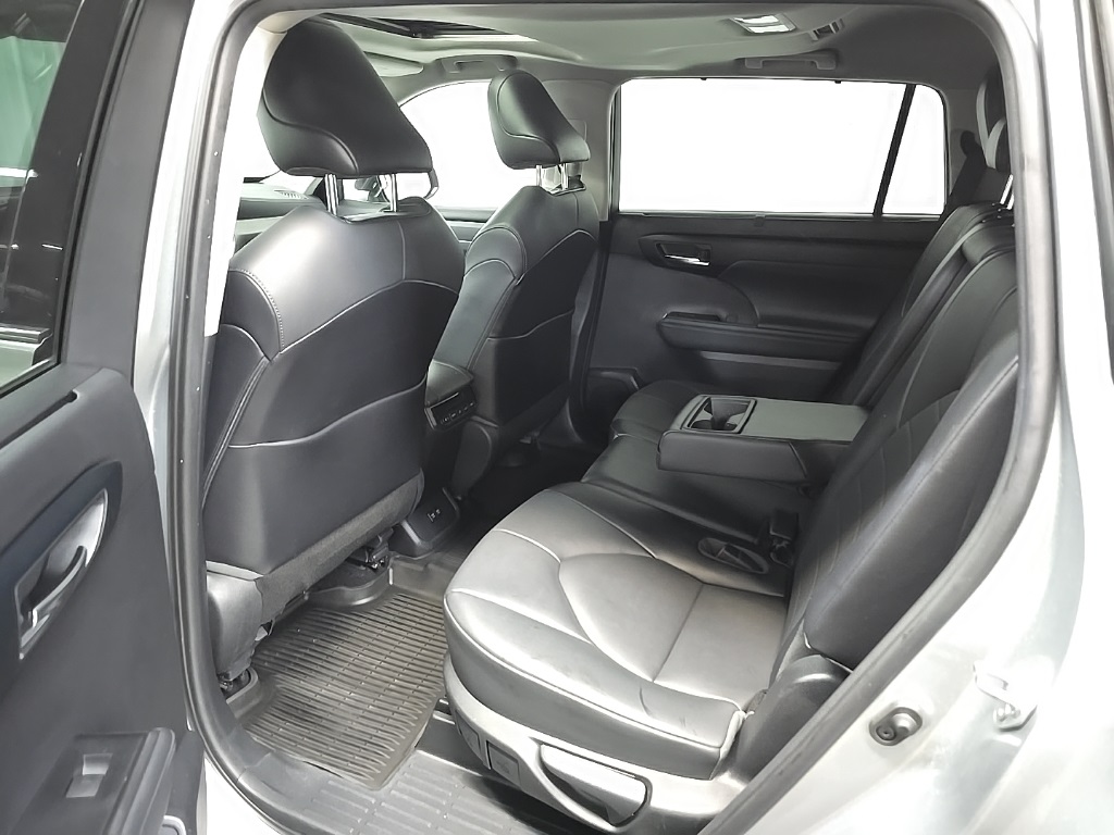 2021 Toyota Highlander XLE photo 29
