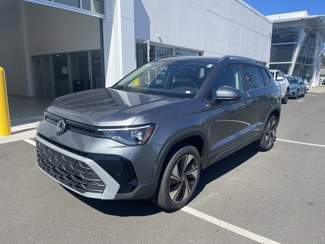 2025 Volkswagen Taos SE photo 3