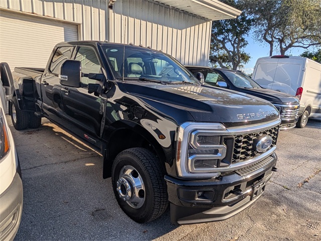 2026 Ford F-350 Platinum photo 2