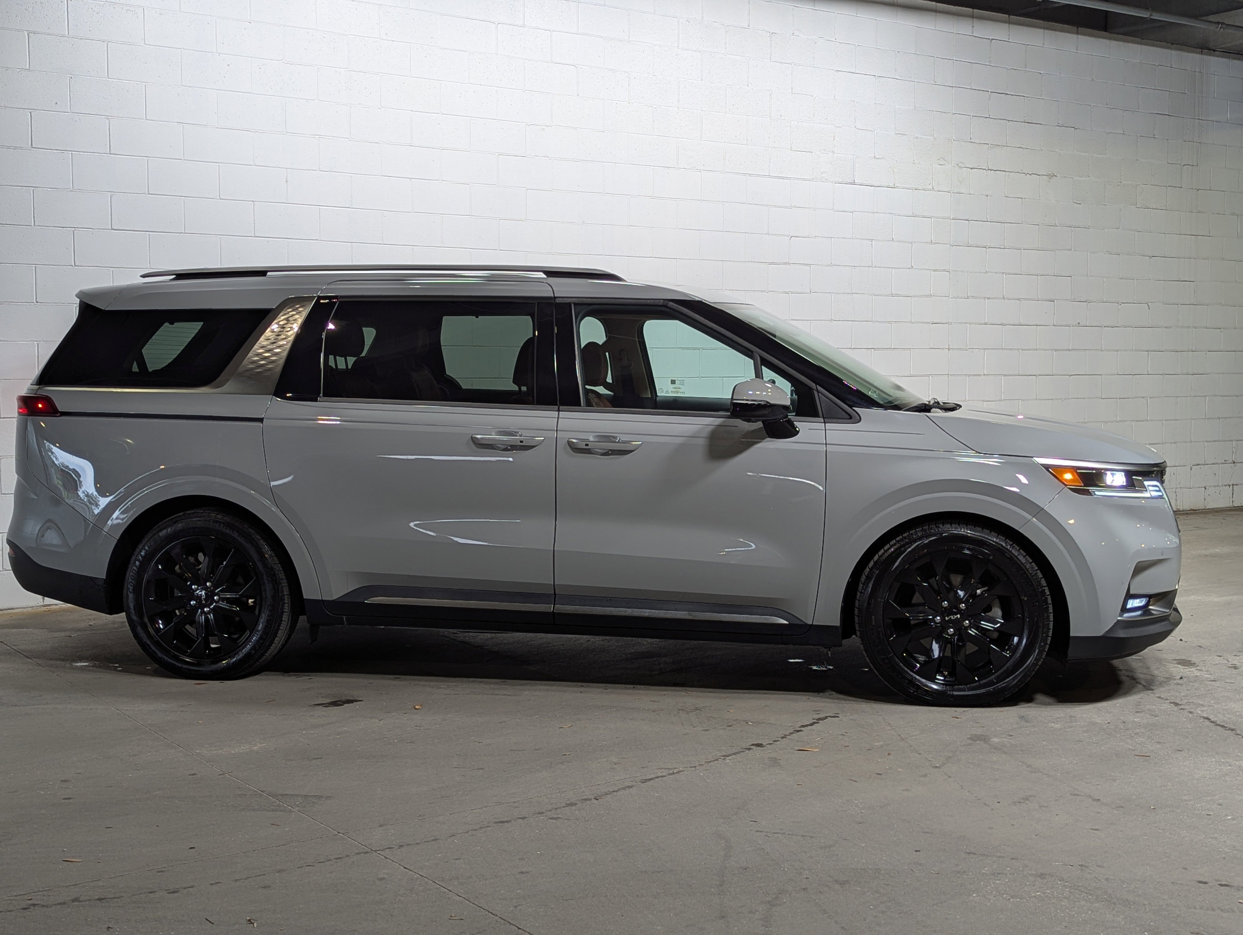 2024 Kia Carnival SX Prestige photo 2