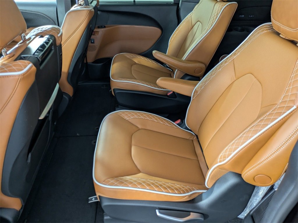 2026 Chrysler Pacifica Pinnacle photo 13