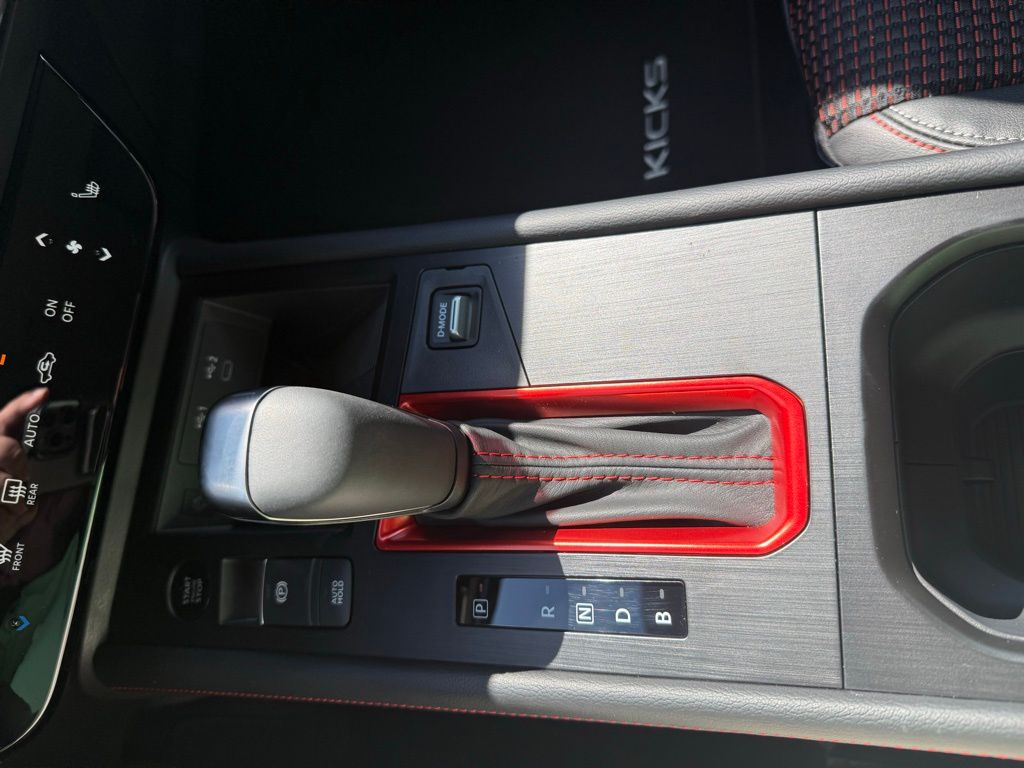 2026 Nissan Kicks SR photo 16