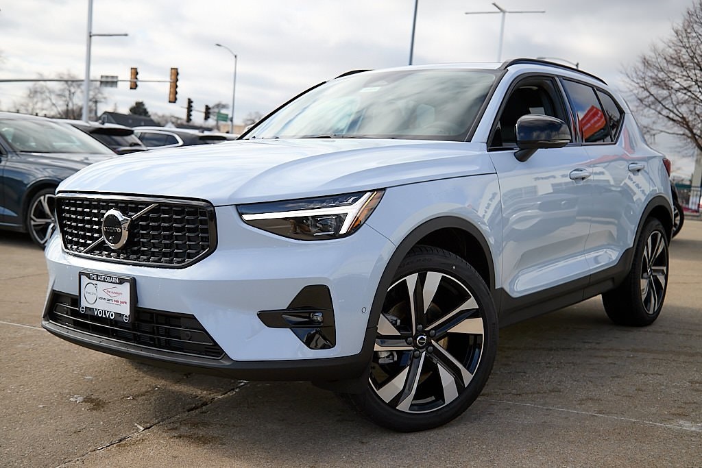2026 VOLVO XC40 - Image 1