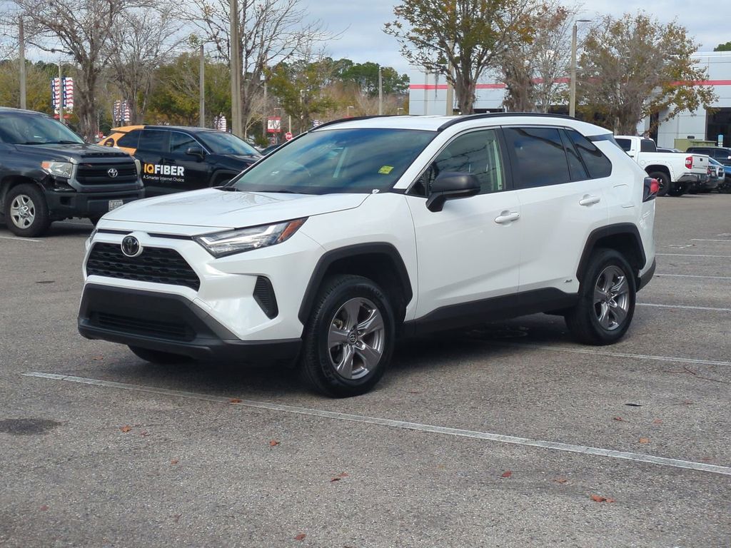 2021 Toyota RAV4 LE's photo