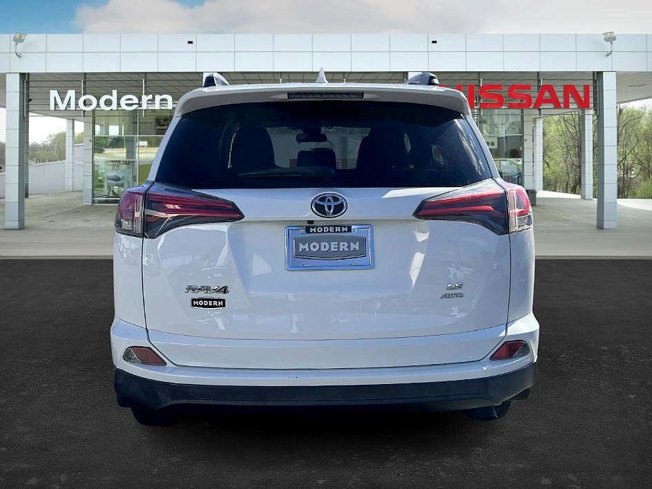 2017 Toyota RAV4 LE photo 4