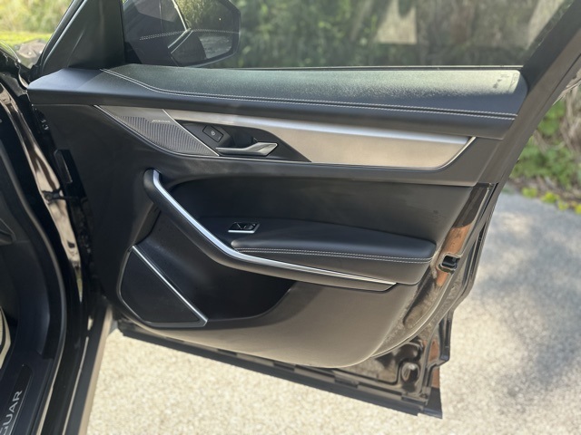 2025 Jaguar F-PACE P250 photo 17