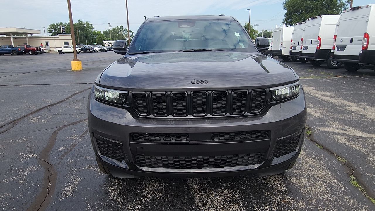 2025 Jeep Grand Cherokee Limited photo 3