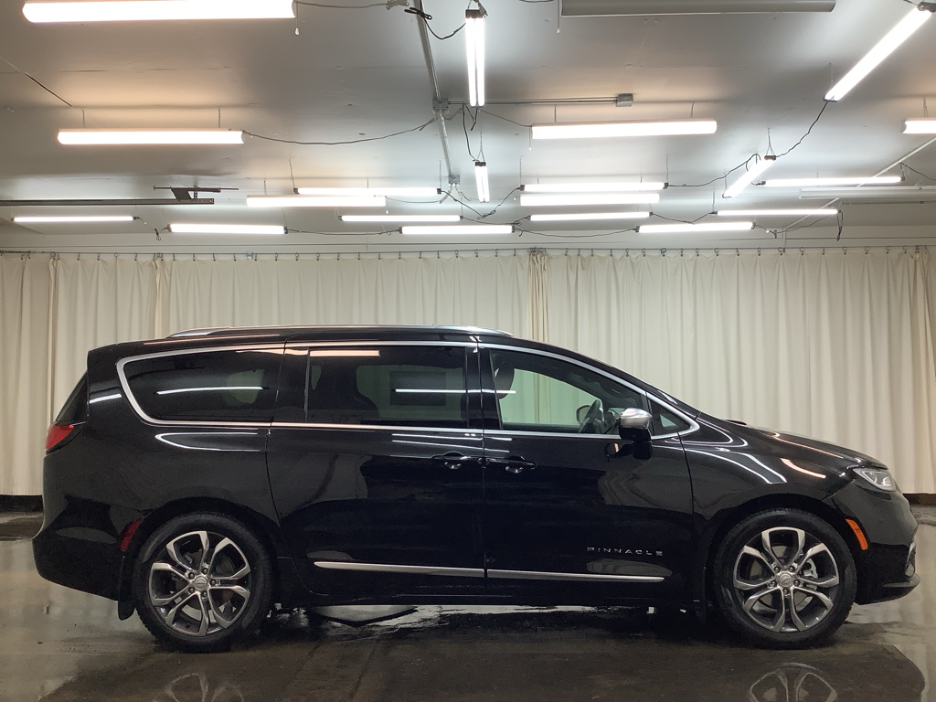 2026 Chrysler Pacifica Pinnacle photo 4