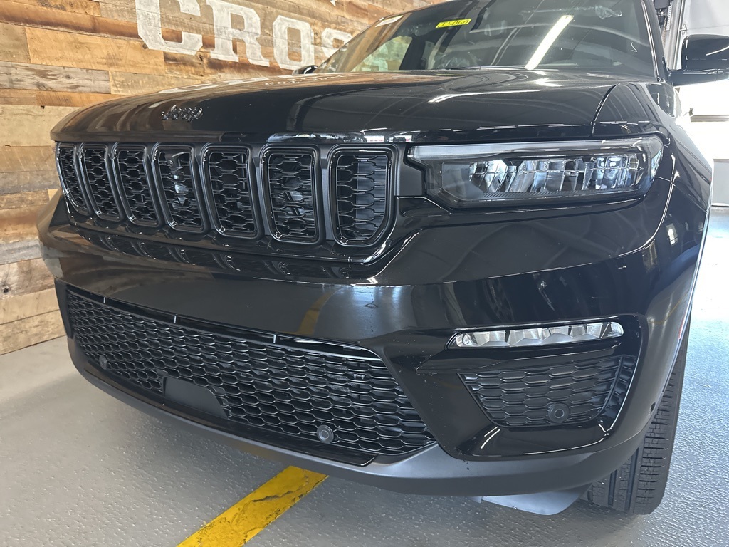 2025 Jeep Grand Cherokee Limited photo 2