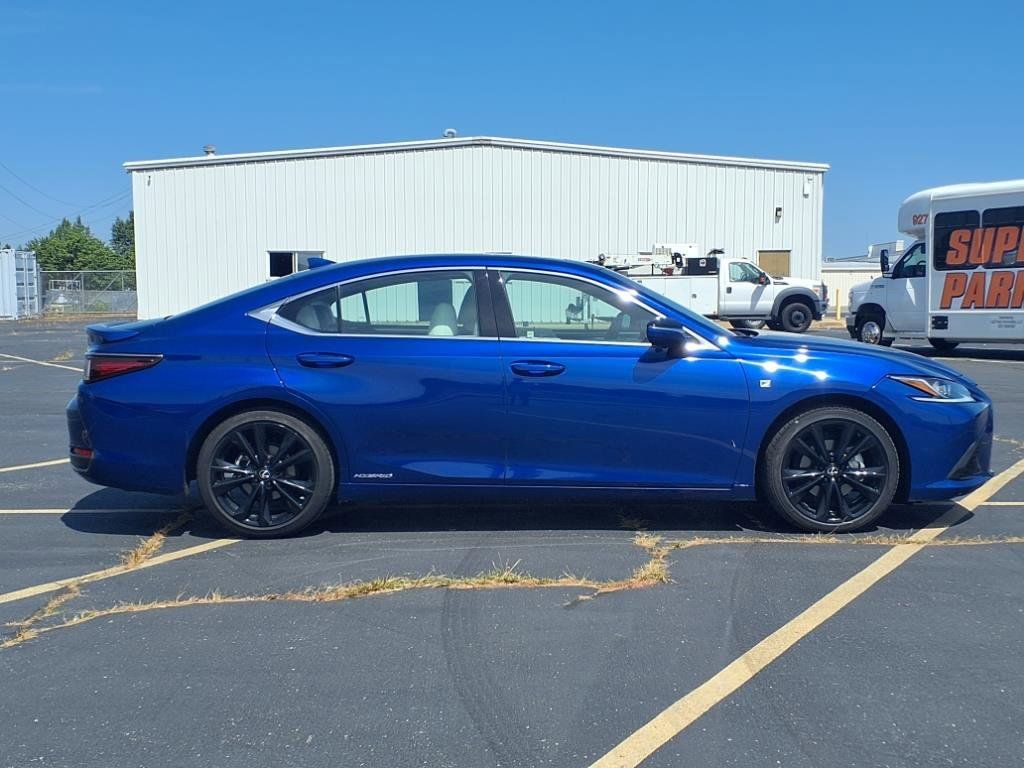 2022 Lexus ES 300h F SPORT photo 2