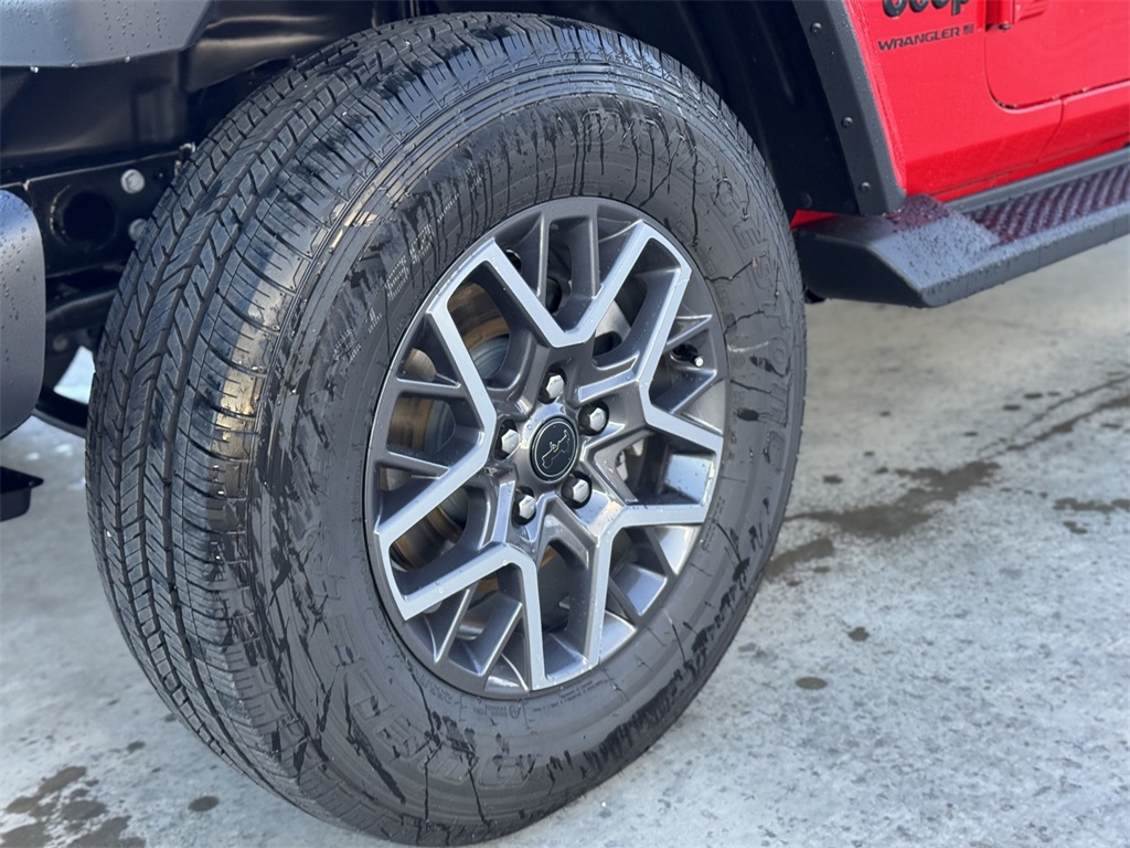 2025 Jeep Wrangler Sahara photo 9