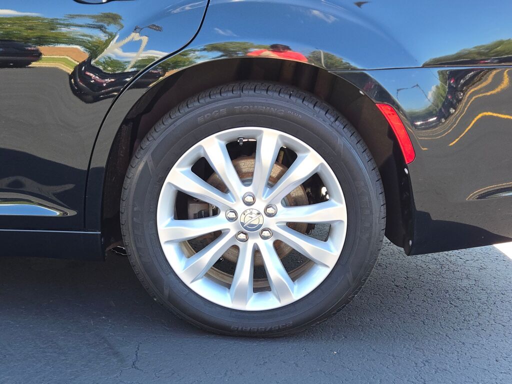 2018 Chrysler 300 Touring photo 10