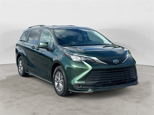 2023 Toyota Sienna LE photo 7