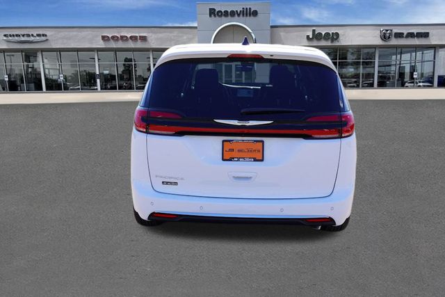 2025 Chrysler Pacifica photo 4