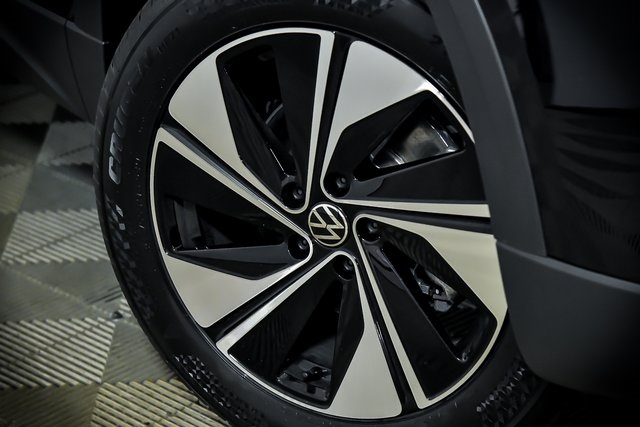 2025 Volkswagen Taos SE photo 4