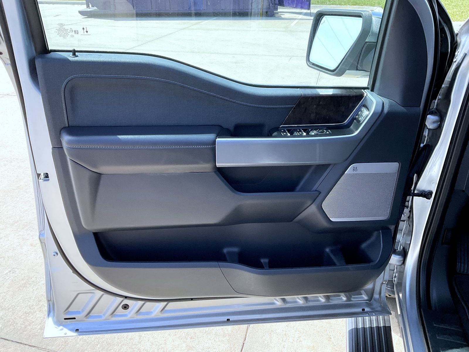 2023 Ford F-150 Lariat photo 9