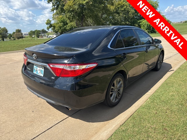 2017 Toyota Camry SE photo 2