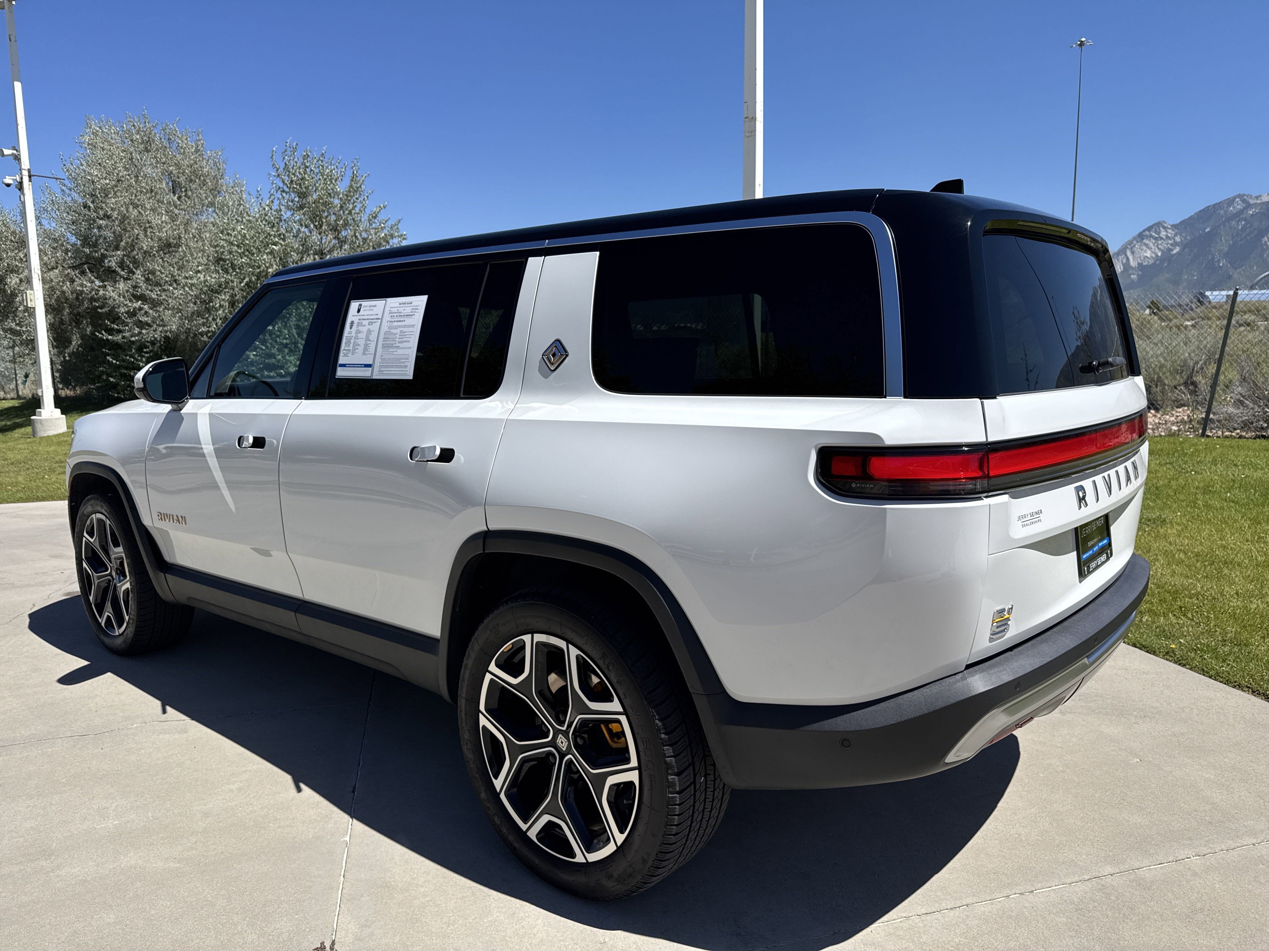 2022 Rivian R1S Launch Edition photo 3
