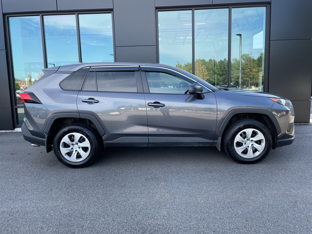 2022 Toyota RAV4 LE photo 3