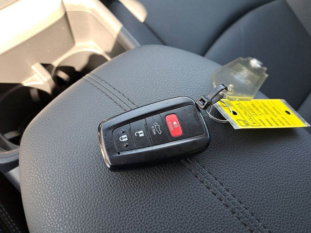 2022 Toyota RAV4 Hybrid XLE Premium photo 29