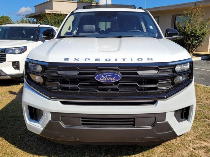 2025 Ford Expedition photo 2