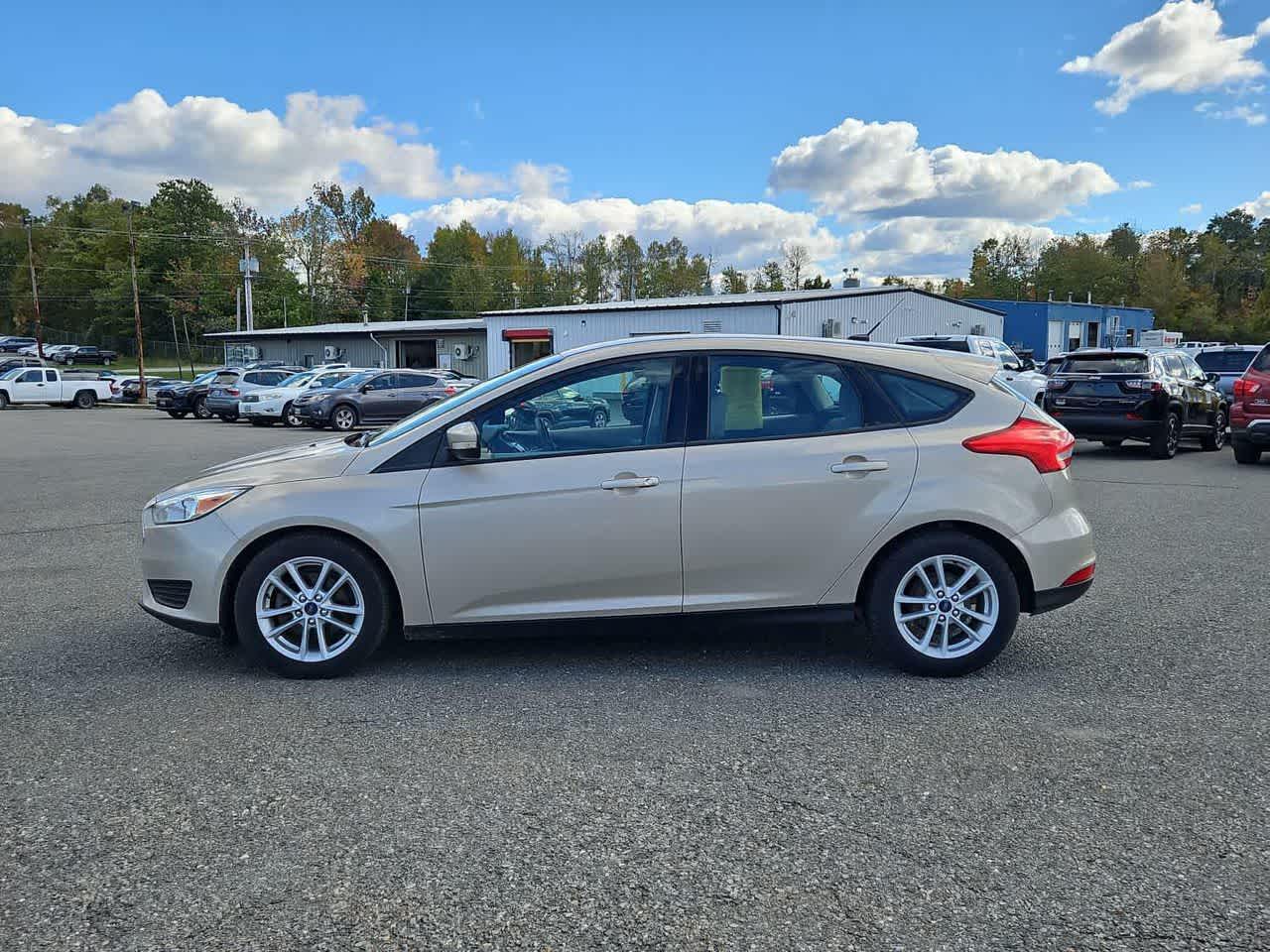 2017 Ford Focus SE photo 2