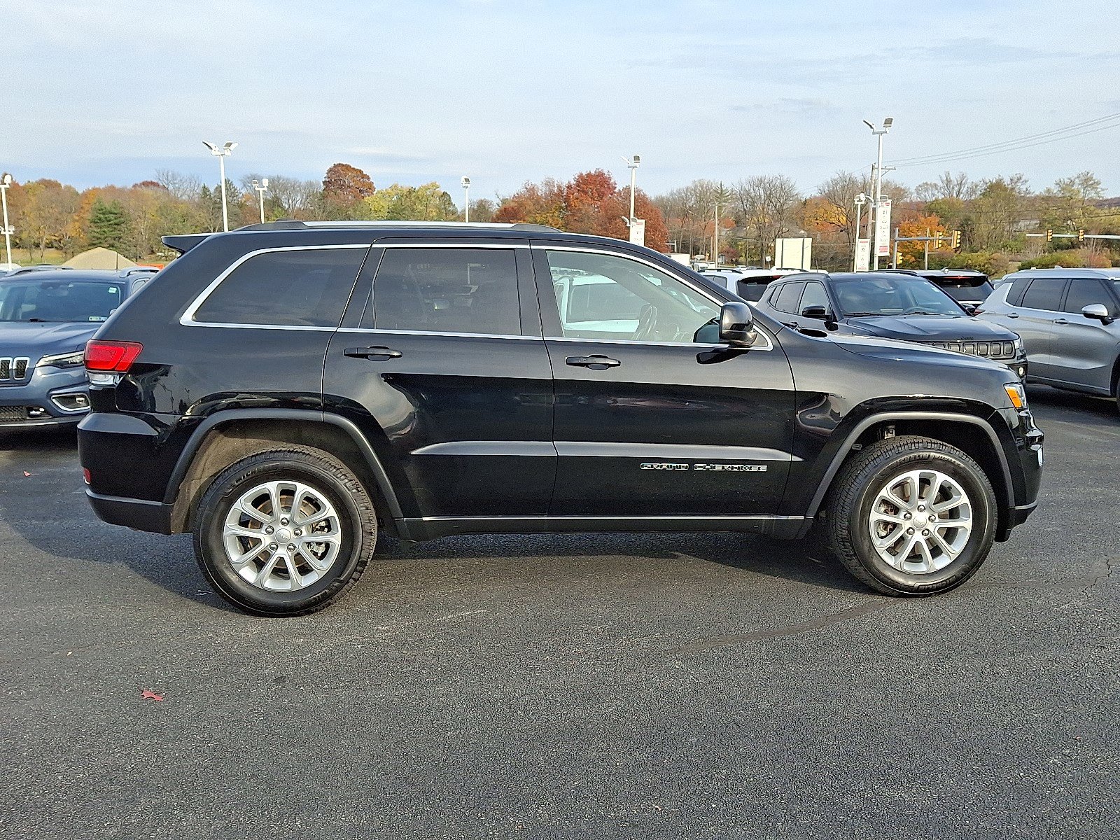 2021 Jeep Grand Cherokee Laredo X photo 3