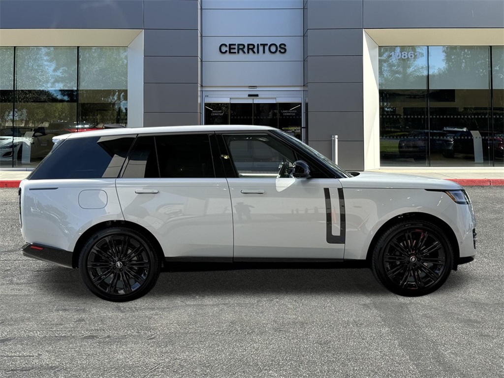 2025 Land Rover Range Rover SE photo 2