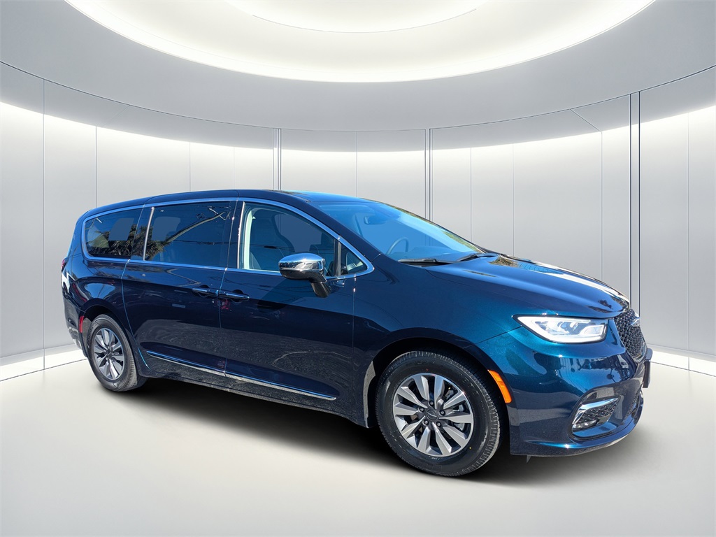 2023 Chrysler Pacifica Hybrid Limited's photo