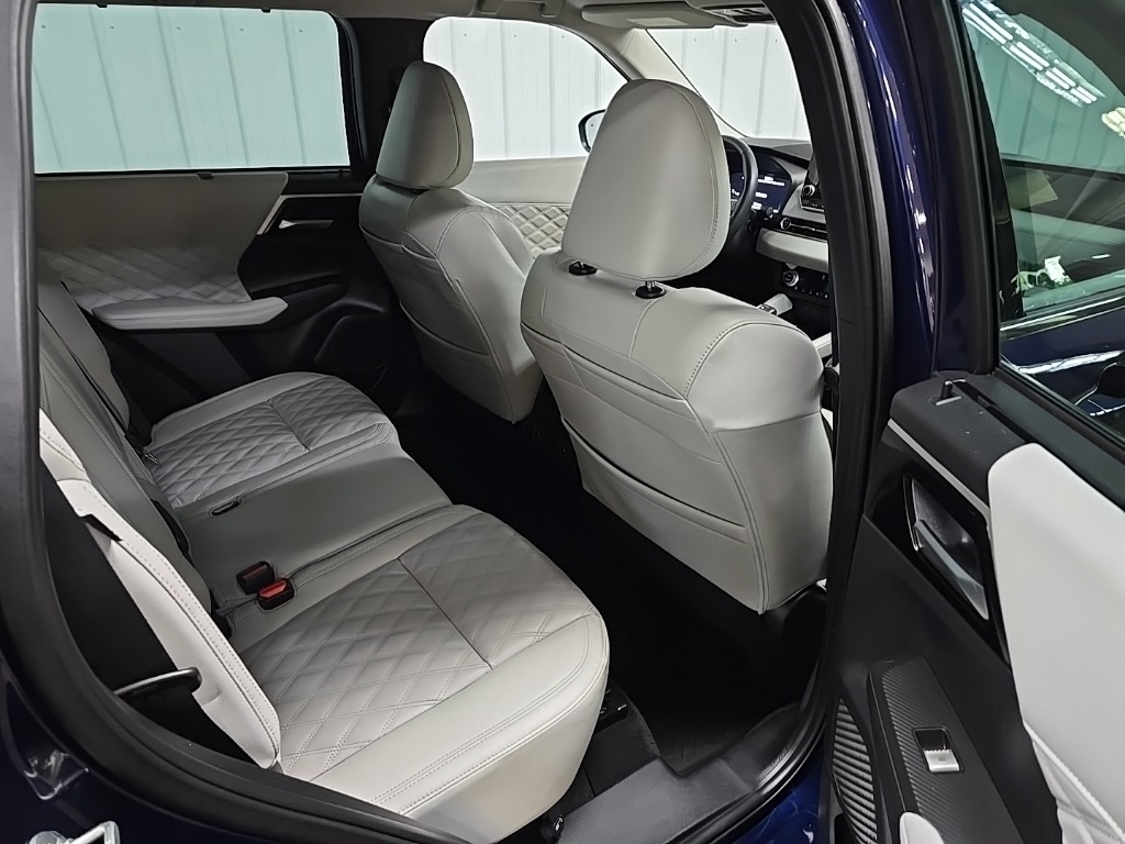 2023 Mitsubishi Outlander PHEV SEL photo 16