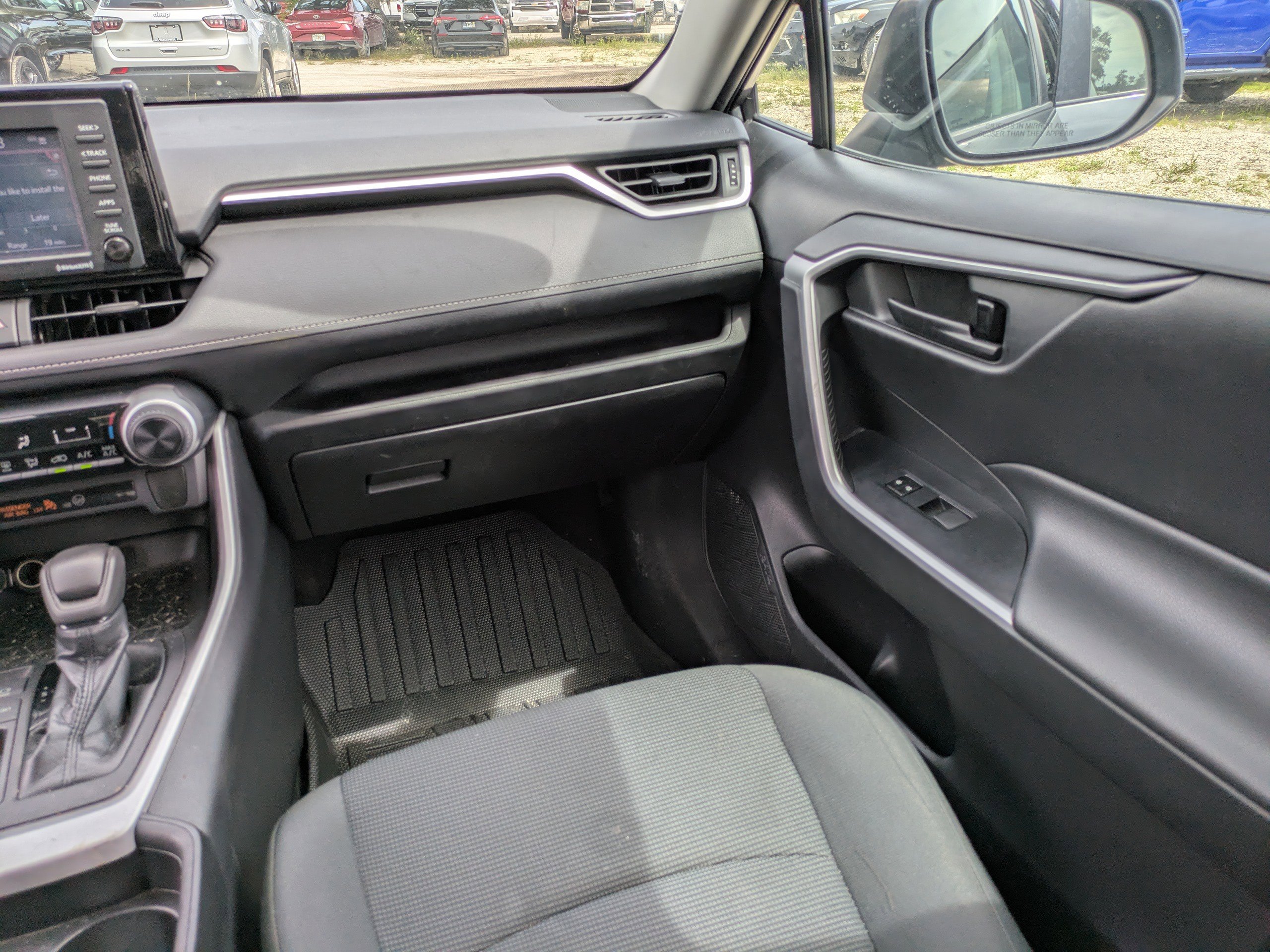 2021 Toyota RAV4 LE photo 13