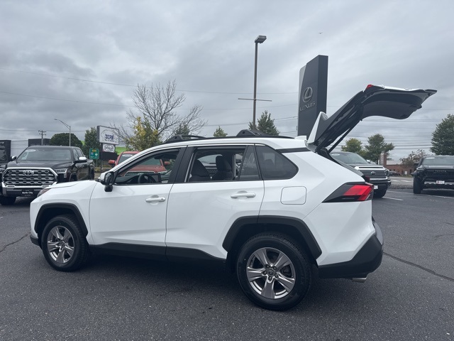 2022 Toyota RAV4 XLE photo 9