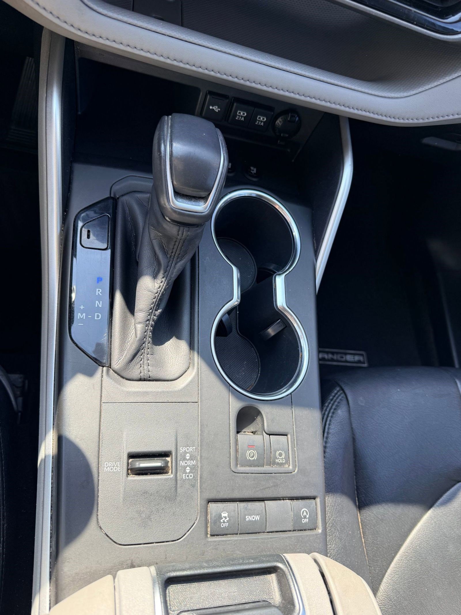 2020 Toyota Highlander LE photo 26