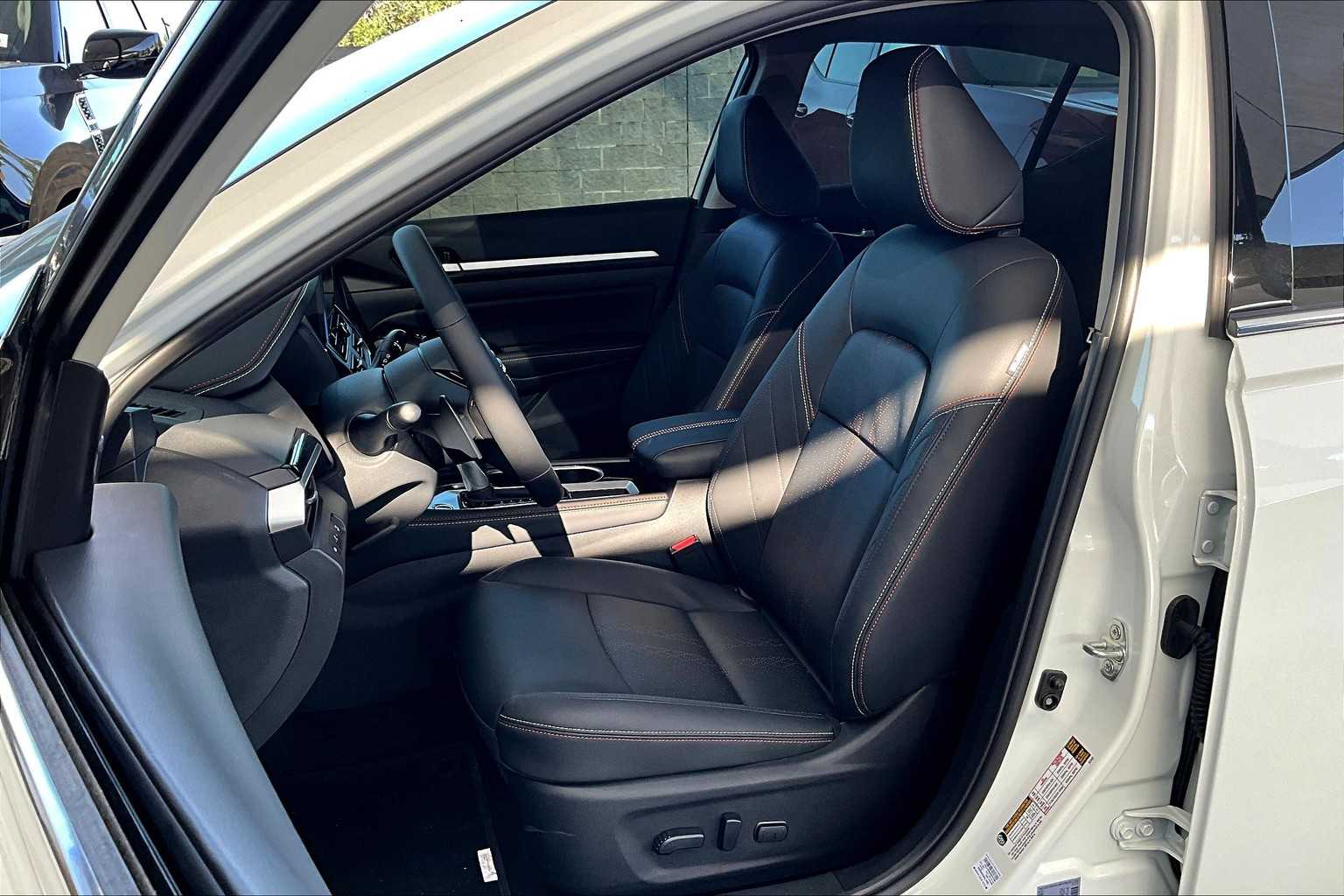 2025 Nissan Altima SR photo 14