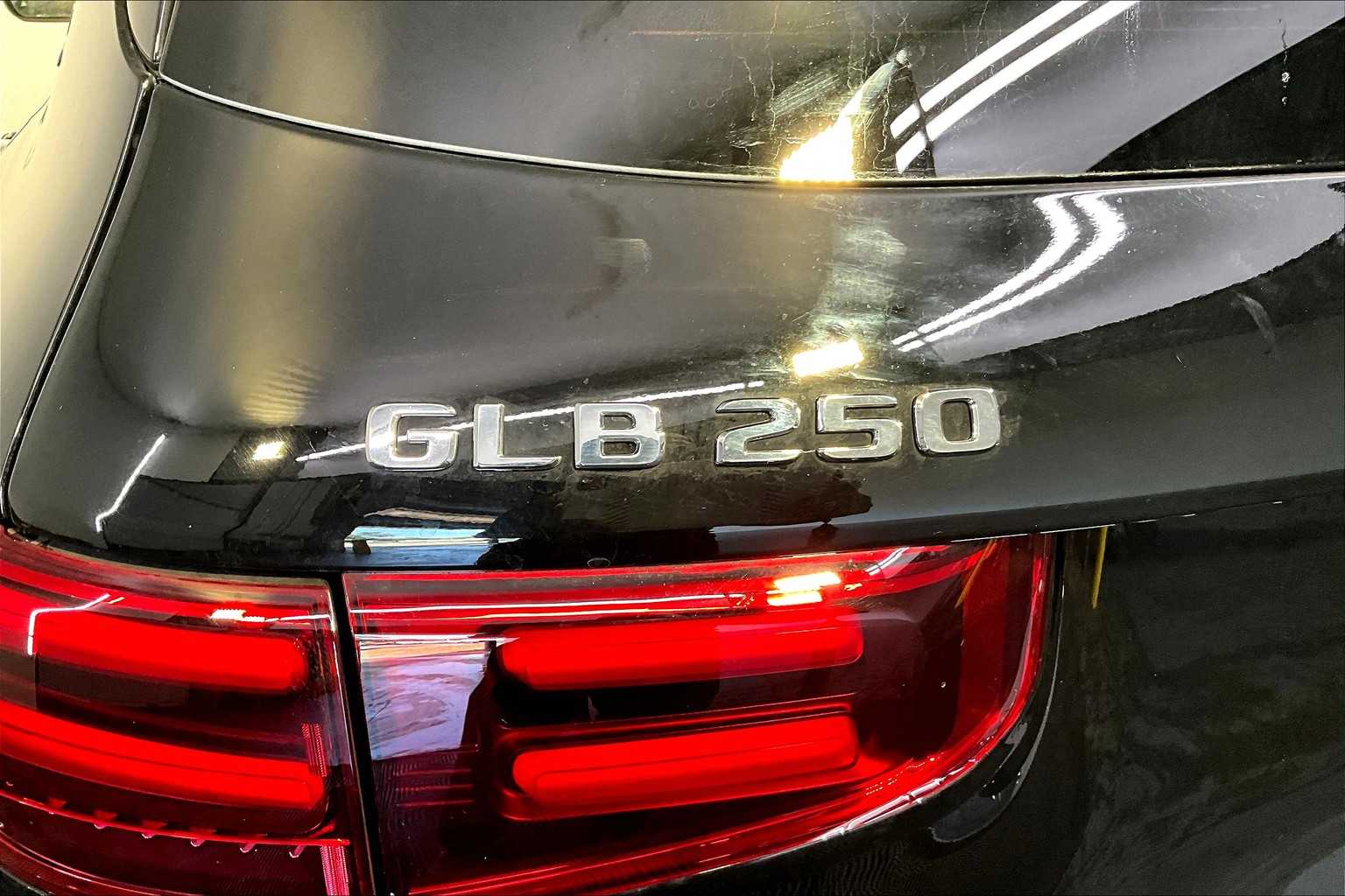2025 Mercedes Benz GLB 250 4MATIC photo 4
