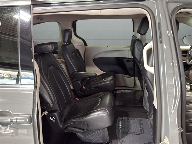 2022 Chrysler Pacifica Touring L photo 14