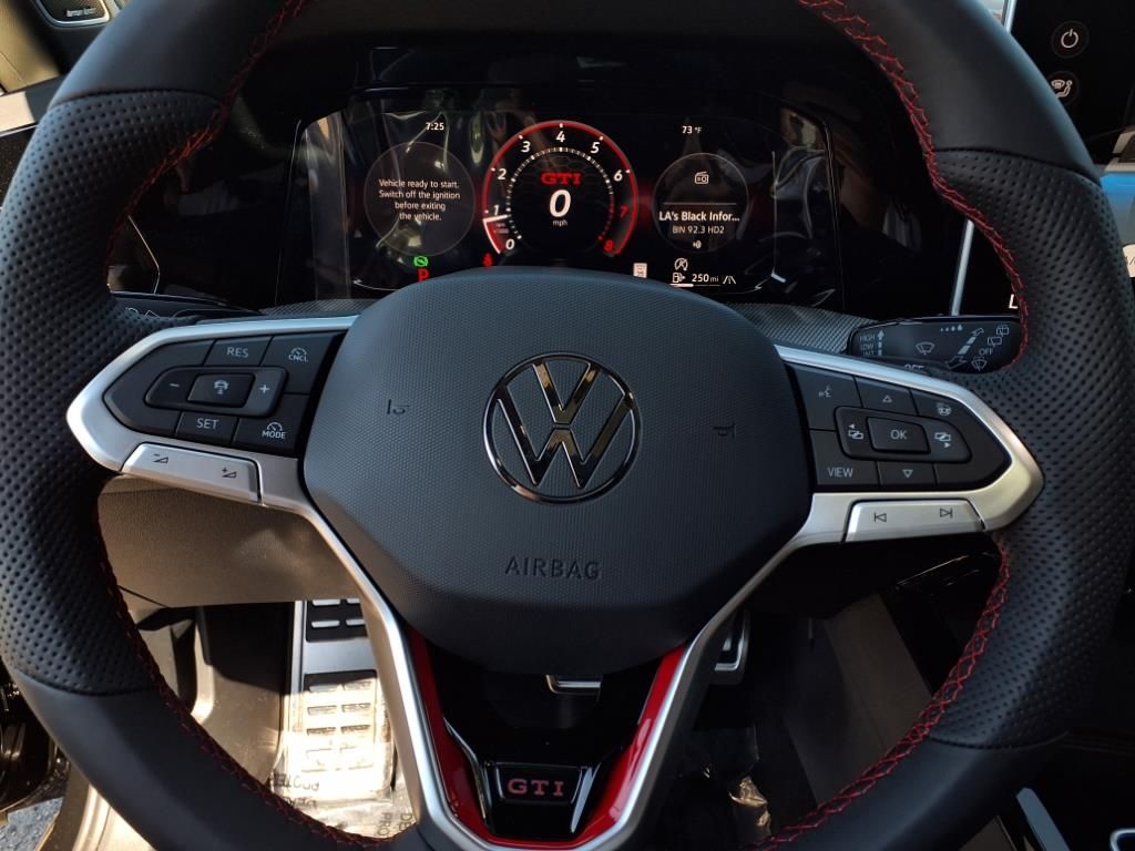 2025 Volkswagen Golf GTI SE photo 10